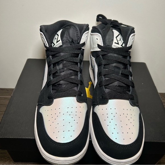 Nike Jordan 1 Mid 7Y - Picture 5 of 15